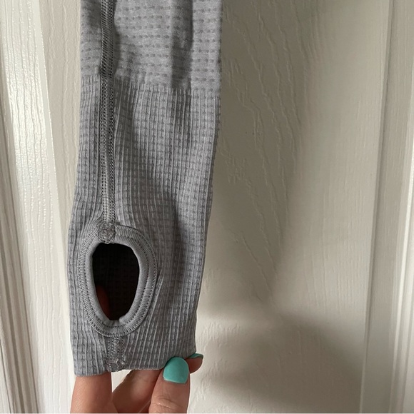 GymShark VITAL SEAMLESS 2.0 CROP TOP in Dolphin Gray - Picture 6 of 10